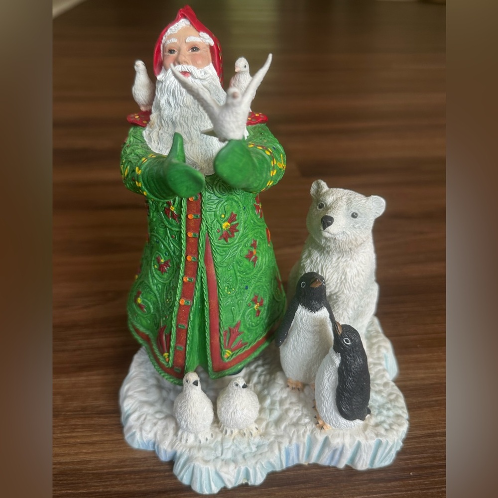 Vintage 1996 Lenox Santa's Gift of Peace figurine, designed by Lynn Bywaters - Picture 3 of 9